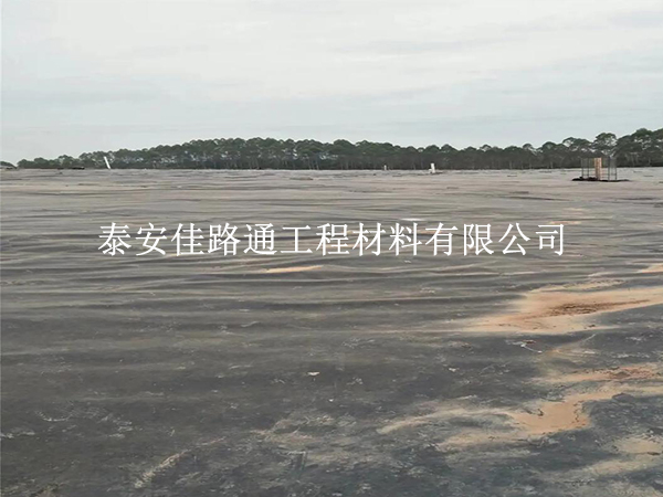 沼气池黑膜运输“三字诀”：稳、护、查